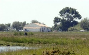 L'ex-concubin de la mère du garçon retrouvé inanimé vendredi dans le lac d'Apremont (Vendée) a été interpellé dimanche à la mi-journée pour être entendu comme témoin, quelques heures après avoir été mis en cause par l'enfant, a-t-on appris auprès de la gendarmerie.