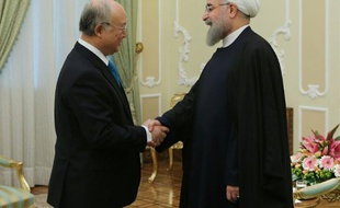 Photographie remise par le bureau de la présidence iranienne montrant Yukiya Amano, président de l'Agence internationale de l'énergie atomique (g), et le président iranien Hassan Rohani, à Téhéran le 18 janvier 2016
