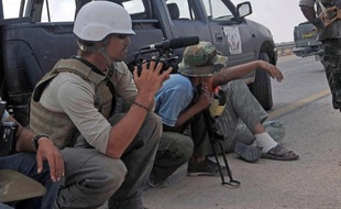 Le journaliste américain James Foley (g) le 29 septembre 2011 à Syrte en Libye