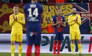 Minute d'applaudissements en hommage à Emiliano Sala. A droite, Nicolas Pallois.