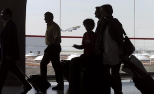 Des passagers à l'aéroport de Roissy-Charles-de-Gaulle, près de Paris, le 21 avril 2010