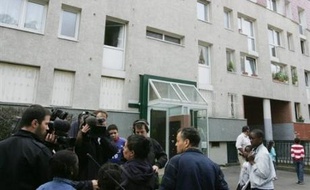 La cour d'assises des mineurs de Seine-Saint-Denis a acquitté vendredi deux des jeunes accusés du guet-apens tendu à la police en 2006 à Epinay et condamné les trois autres à trois ans de prison en requalifiant les faits de "tentative d'assassinat" en "violences".