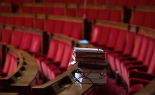 illustration: des dossiers sur les bancs de l'Assemblée nationale.
