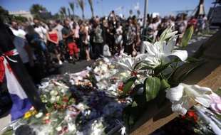 Des hommages déposés sur la promenade des Anglais à Nice, après l'attentat du 14 juillet 2016 qui a fait 85 morts.