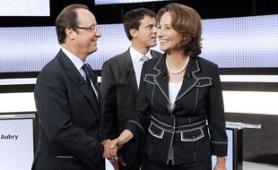 De gauche à droite, François Hollande, Manuel Valls (au deuxième plan), Ségolène Royal, candidats à la primaire socialiste, sur le plateau télévisé de France 2 à la fin d'un débat, le 16 septembre 2011 à Paris.