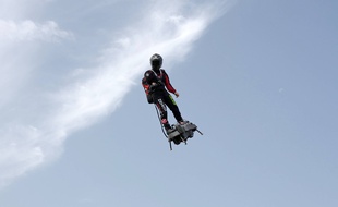 Franky Zapata s'entraîne avant sa tentative de traversée de la Manche en flyboard jeudi 25 juillet