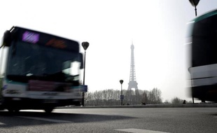 Des bus parisiens non loin de la tour Eiffel le 14 mars 2014