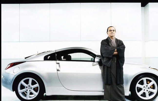 Carlos Ghosn poses in 2004 in front of a Nissan.