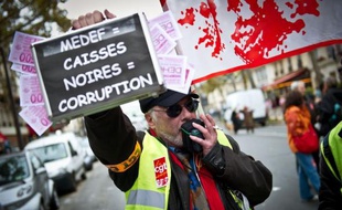 Environ 300 personnes ont manifesté mercredi devant le siège parisien du Medef (Mouvement des entreprises de France) contre le projet de réforme des retraites, à l'appel de l'Union régionale Ile-de-France CGT.