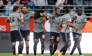Les joueurs marseillais se congratulent lors de leur victoire à Reims le 23 septembre 2014.