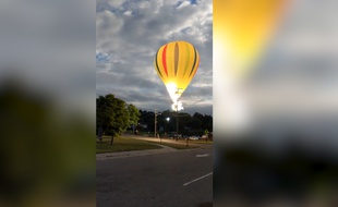 Une montgolfière prend feu après avoir heurté un poteau électrique.