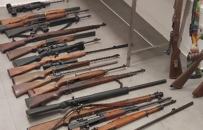 L’armurier détenait un arsenal caché à son domicile, 300 armes saisies