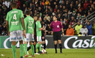 Les joueurs stéphanois ont subi une décision très litigieuse de Frank Schneider, dimanche soir face à Nice (0-1).