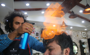Ali Abbas coiffe ses clients au hachoir et au chalumeau dans son salon de Lahore (Pakistan).