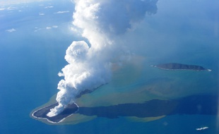 Image d'archive d'une éruption volcanique dans l'archipel des Tonga, en 2009.