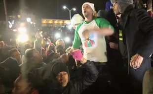 Le beau-père de Michael Brown, Louis Head (t-shirt blanc et vert), le 24 novembre 2014 à Ferguson.