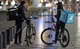 Des livreurs à vélo (Illustration).