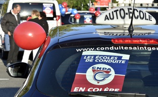 Les auto-écoles dans les rues du centre-ville nantais.