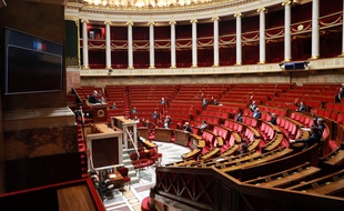 Des députés votent à l'Assemblée nationale, ce 22 mars 2020.