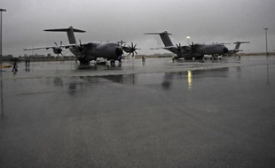 Deux airbus A400 M sur le tarmac de l'aéroport de Séville le 30 septembre 2013 lors de leurs livraisons par le constructeur aéronautique