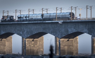 Le train de voyageurs à l'arrêt après la collision sur un pont reliant deux îles au Danemark.