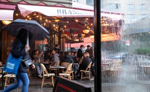 Une terrasse sous la pluie à Paris. (Illustration)