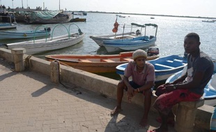 Des guides attendent des clients dans la ville de Lamu le 18 juin 2014, désertée par les touristes depuis que les attentats revendiqués par des shebab ont repris sur la cote du Kenya