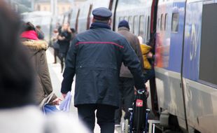 Illustration d'un train TGV de la SNCF en gare de Rennes.