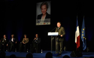 Le président du Modem Francois Bayrou (d) à un meeting LR aux côtés de Dominique Bussereau, Jean-Pierre Raffarin, Virginie Calmels, candidate LR en Aquitaine-Limousin-Poitou-Charentes, et Alain Juppé (de g à d), le 28 novembre 2015 à Bordeaux