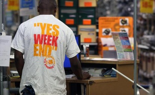 Un employé de l'enseigne Castorama porte un T-shirt favorable au travail le week-end, à Créteil le 6 octobre 2013