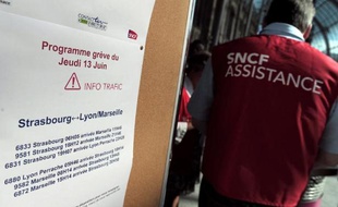 Un employé de la SNCF devant un panneau d'information lors d'une grève le 13 juin 2013 à Strasbourg