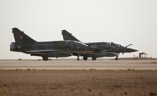 Deux avions Mirage se préparent à décoller le 12 octobre 2015 en Jordanie