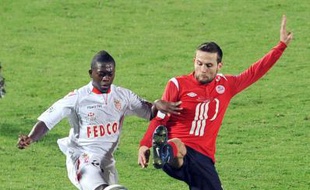 Avec des buts de Frau et d'Obraniak, Lille qui a fait le spectacle sur sa pelouse, s'est imposé devant Monaco (2-1) et pris la tête de la L1 à la faveur de sa meilleure différence de buts face à Montpellier, dimanche lors de la 14e journée.