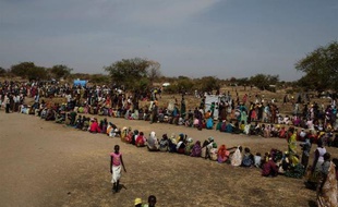 Des Sud-Soudanais déplacés par le conflit dans leur pays attendent d'être enregistrés sur la liste du Programme alimentaire mondial au camp de Mingkaman, le 9 février 2014
