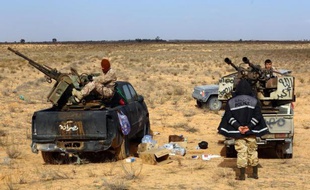 Des miliciens de Fajr Libya (Aube de la Libye), qui contrôle Tripoli, lors de combats le 5 janvier 2015 à quelque 170 km à l'ouest de Tripoli