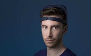 Léger, le bandeau Dreem doit être porté toute la nuit pour améliorer la qualité de notre sommeil.