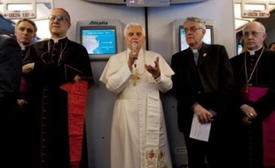 L'entourage du pape Benoît XVI, en visite à Yaoundé, tentait mercredi de calmer la polémique déclenchée par les déclarations mardi du souverain pontife sur le préservatif et qui éclipse la portée de son premier voyage sur le continent noir.