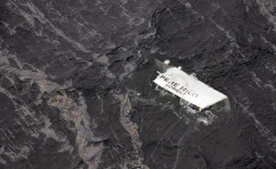 Un chasseur de mines ira inspecter l'épave du Père Milo, qui a sombré dans une collision avec un cargo turc le 9 avril au large du Morbihan, et vérifier si le chalutier était en action de pêche au moment des faits, a-t-on appris mardi auprès du parquet de Lorient.