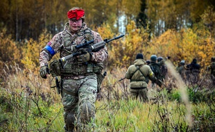 Banlieue de Moscou (Russie), le 4 octobre 2014. Des hommes s'affrontent dans une partie d'Airsoft.