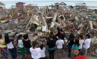 Les catastrophes dans le monde en 2013, qu'elles soient dûes à l'homme ou à la nature, ont causé plus de morts qu'en 2012, mais seront moins coûteuses pour les assurances, car peu de personnes sont assurées dans les pays dévastés comme les Philippines, selon une estimation publiée mardi par l'assureur Swiss Re à Zurich.