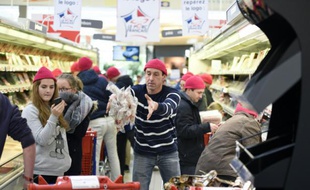 Des éleveurs de porcs du collectif indépendant "Sauvons l'élevage français" (SEF) vident les rayons d'une grande surface de la région rennaise des produits charcutiers dont l'origine leur paraît douteuse, le 5 mars 2016