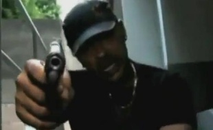 Capture d'écran du clip «Tirez sur les keufs» d'Abdul X.