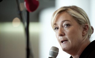 Des centaines de manifestants ont manifesté dimanche après-midi à Saint-Denis (Seine-Saint-Denis) contre la venue de la candidate du Front national à la présidentielle 2012 Marine Le Pen.