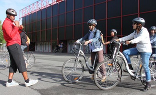 Cours de vélo dans le parc de la Villette, à Paris, le 13 septembre 2012.