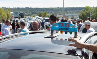 Grève des chauffeurs de taxi à Marignagne, près de Marseille, le 26 juin 2015