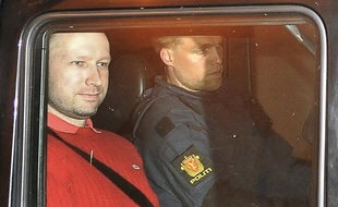 Anders Behring Breivik, suspect des deux attaques à Oslo le 22 juillet, quitte le tribunal le 25 juillet 2011.
