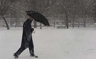 Un homme marche dans la neige, à Pampelune (Espagne), le 9 janvier 2010.