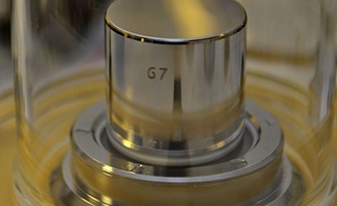 Une réplique du «grand K», un cylindre de platine et d'iridium qui servait de référence au kilogramme.