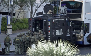 Les forces d'intervention de la police de Las Vegas encerclent le bus où a eu lieu une fusillade, le 25 mars 2017.