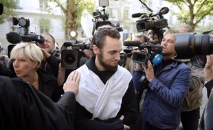 Michaël Khiri, le mari de la femme voilée qui s'était opposé à un contrôle policier à Trappes en juillet, lors de son jugement, le 20 juillet 2013.